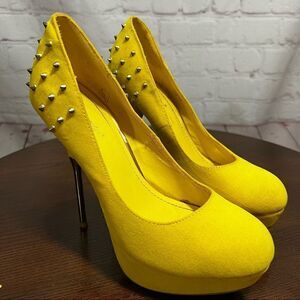 Shoe dazzle yellow suede like studded stiletto pumps GUC 8.5